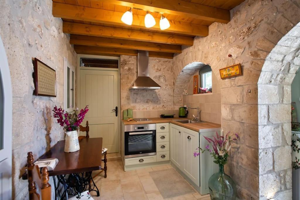 La Casa Di Bella A Tradional Stone House With Barbecue Kariá Exterior foto