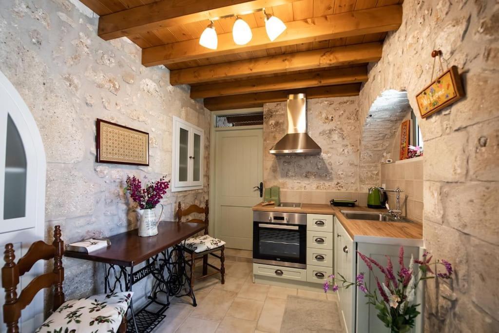 La Casa Di Bella A Tradional Stone House With Barbecue Kariá Exterior foto