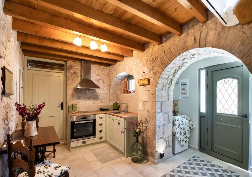 La Casa Di Bella A Tradional Stone House With Barbecue Kariá Exterior foto