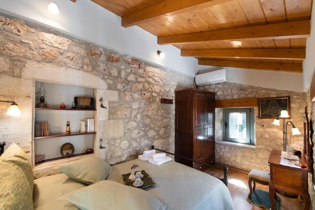 La Casa Di Bella A Tradional Stone House With Barbecue Kariá Exterior foto